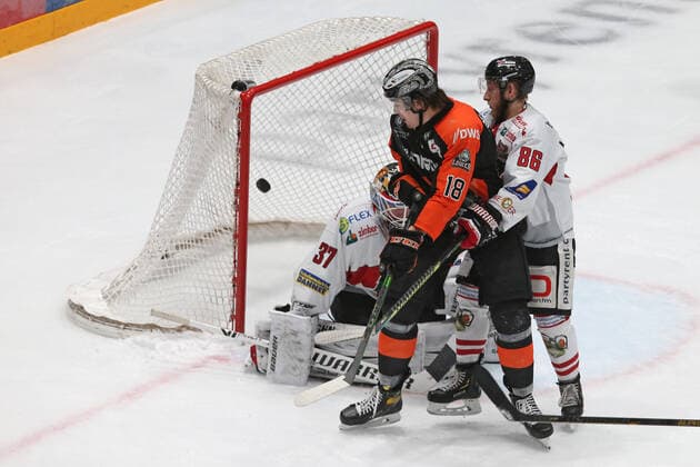 Tor zum 3:1 per Fernschuss durch Eric Stephan (Löwen Frankfurt, Nr. 10), der Puck saust an Darren Mieszkowski (Löwen Frankfurt, Nr. 18) vorbei der die Sicht von Goalie Benjamin Meisner (EHC Freiburg, Nr. 37) verdeckt , Löwen Frankfurt gegen EHC Freiburg , DEL2, Eishockey, Saison 2020 2021, 28.02.2021, -