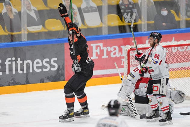 Loewen Frankfurt – EHC Freiburg, DEL 2 Darren Mieszkowski (Loewen Frankfurt, 18) jubelt nach dem Tor zum 3:1.Torhueter Ben Meisner (EHC Freiburg, 37) und Alexander Brueckmann (EHC Freiburg, 86) sind geschlagen. Eishockey-Spiel der DEL 2 zwischen den Loewen Frankfurt und dem EHC Freiburg am 28. Februar 2021 in der Eissporthalle Frankfurt am Main., Frankfurt am Main Hessen Deutschland Eissporthalle