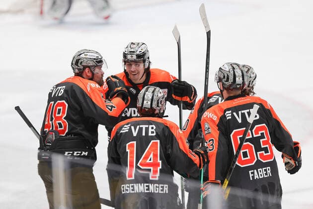 Loewen Frankfurt – EHC Freiburg, DEL 2 Darren Mieszkowski (Loewen Frankfurt, 18) jubelt nach dem Tor zum 3:1. Links Mike Mieszkowski (Loewen Frankfurt, 48), vorn Magnus Eisenmenger (Loewen Frankfurt, 14), dahinter der Torschuetze Eric Stephan (Loewen Frankfurt, 10, verdeckt) und Maximilian Faber (Loewen Frankfurt, 63). Eishockey-Spiel der DEL 2 zwischen den Loewen Frankfurt und dem EHC Freiburg am 28. Februar 2021 in der Eissporthalle Frankfurt am Main., Frankfurt am Main Hessen Deutschland Eissporthalle