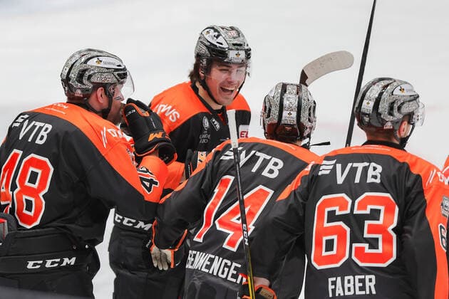 Loewen Frankfurt – EHC Freiburg, DEL 2 Darren Mieszkowski (Loewen Frankfurt, 18) jubelt nach dem Tor zum 3:1. Links Mike Mieszkowski (Loewen Frankfurt, 48), rechts Magnus Eisenmenger (Loewen Frankfurt, 14) und Maximilian Faber (Loewen Frankfurt, 63). Eishockey-Spiel der DEL 2 zwischen den Loewen Frankfurt und dem EHC Freiburg am 28. Februar 2021 in der Eissporthalle Frankfurt am Main., Frankfurt am Main Hessen Deutschland Eissporthalle