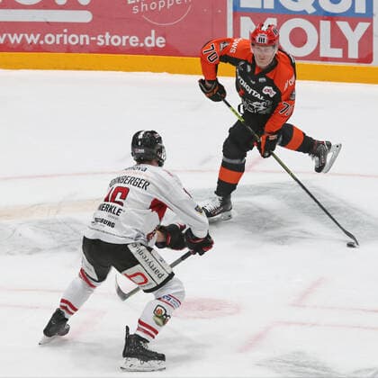 Daniel Wirt (Löwen Frankfurt, Nr. 70) sucht seinen Mitspieler gegen Peter Spornberger (EHC Freiburg, Nr. 16) , Löwen Frankfurt gegen EHC Freiburg , DEL2, Eishockey, Saison 2020 2021, 28.02.2021, -