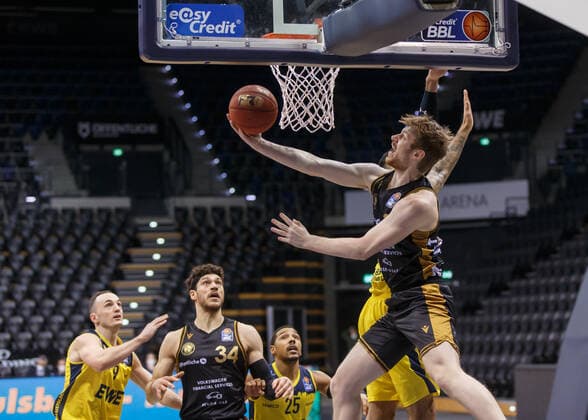 Oldenburg, Niedersachsen, DEU, 28.02.2021, Luc van Slooten (rechts, Basketball Löwen Braunschweig), Gavin Schilling (links, Basketball Löwen Braunschweig) und Karsten Tadda (links, EWE Baskets Oldenburg). EWE Baskets Oldenburg vs. Löwen Baskets Braunschweig. 1. Basketball-Bundesliga Saison 2020 2021, 21. Spieltag, Grosse EWE Arena. EWE Baskets Oldenburg vs. Löwen Baskets Braunschweig
