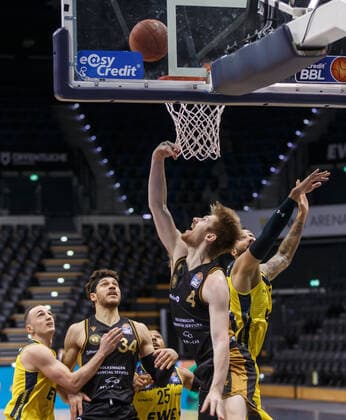 Oldenburg, Niedersachsen, DEU, 28.02.2021, Luc van Slooten (rechts, Basketball Löwen Braunschweig), Gavin Schilling (links, Basketball Löwen Braunschweig) und Karsten Tadda (links, EWE Baskets Oldenburg). EWE Baskets Oldenburg vs. Löwen Baskets Braunschweig. 1. Basketball-Bundesliga Saison 2020 2021, 21. Spieltag, Grosse EWE Arena. EWE Baskets Oldenburg vs. Löwen Baskets Braunschweig