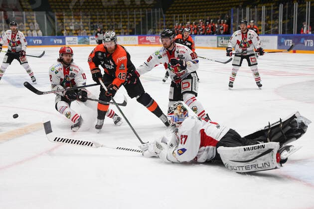 Loewen Frankfurt – EHC Freiburg, DEL 2 Torhueter Ben Meisner (EHC Freiburg, 37) klaert vor Alexej Dmitriev (Loewen Frankfurt, 42). Es verteidigen Andree Hult (EHC Freiburg, 12) und Alexander Brueckmann (EHC Freiburg, 86). Eishockey-Spiel der DEL 2 zwischen den Loewen Frankfurt und dem EHC Freiburg am 28. Februar 2021 in der Eissporthalle Frankfurt am Main., Frankfurt am Main Hessen Deutschland Eissporthalle