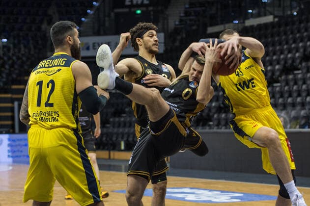Sport Bilder des Tages GER, Basketball, EWE Baskets Oldenburg vs Basketball Löwen Braunschweig 28.02.2021, EWE Arena, Oldenburg, GER, easy Credit-BBL, EWE Baskets Oldenburg vs Basketball Löwen Braunschweig, im Bild Gavin SCHILLING ( Basketball Löwen Braunschweig 34 ) Lukas WANK ( Basketball Löwen Braunschweig 0 ) Martin BREUNING (EWE Baskets Oldenburg 12 ) Nathan BOOTHE (EWE Baskets Oldenburg 45 )
