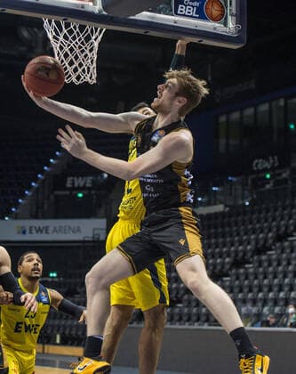 GER, Basketball, EWE Baskets Oldenburg vs Basketball Löwen Braunschweig 28.02.2021, EWE Arena, Oldenburg, GER, easy Credit-BBL, EWE Baskets Oldenburg vs Basketball Löwen Braunschweig, im Bild Luc VAN SLOOTEN ( Basketball Löwen Braunschweig 4 ) Martin BREUNING (EWE Baskets Oldenburg 12 )