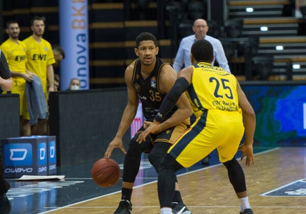 GER, Basketball, EWE Baskets Oldenburg vs Basketball Löwen Braunschweig 28.02.2021, EWE Arena, Oldenburg, GER, easy Credit-BBL, EWE Baskets Oldenburg vs Basketball Löwen Braunschweig, im Bild Karim JALLOW ( Basketball Löwen Braunschweig 35 ) Phil PRESSEY (EWE Baskets Oldenburg 25 )