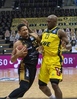 GER, Basketball, EWE Baskets Oldenburg vs Basketball Löwen Braunschweig 28.02.2021, EWE Arena, Oldenburg, GER, easy Credit-BBL, EWE Baskets Oldenburg vs Basketball Löwen Braunschweig, im Bild Karim JALLOW ( Basketball Löwen Braunschweig 35 ) Rickey PAULDING (EWE Baskets Oldenburg 23 )