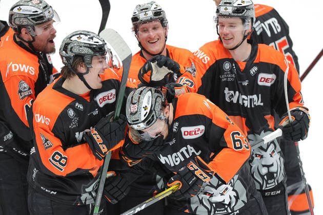 Sport Bilder des Tages Loewen Frankfurt – EHC Freiburg, DEL 2 Von links: Mike Mieszkowski (Loewen Frankfurt, 48), Darren Mieszkowski (Loewen Frankfurt, 18),Stephen MacAulay (Loewen Frankfurt, 81)und Luis Schinko (Loewen Frankfurt, 12) bejubeln das Tor zum 4:3 in der Overtime durch Maximilian Faber (Loewen Frankfurt, 63). Eishockey-Spiel der DEL 2 zwischen den Loewen Frankfurt und dem EHC Freiburg am 28. Februar 2021 in der Eissporthalle Frankfurt am Main., Frankfurt am Main Hessen Deutschland Eissporthalle