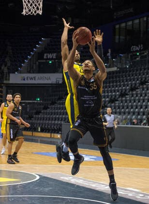 GER, Basketball, EWE Baskets Oldenburg vs Basketball Löwen Braunschweig 28.02.2021, EWE Arena, Oldenburg, GER, easy Credit-BBL, EWE Baskets Oldenburg vs Basketball Löwen Braunschweig, im Bild Karim JALLOW ( Basketball Löwen Braunschweig 35 ) Phil PRESSEY (EWE Baskets Oldenburg 25 )