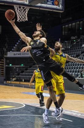 GER, Basketball, EWE Baskets Oldenburg vs Basketball Löwen Braunschweig 28.02.2021, EWE Arena, Oldenburg, GER, easy Credit-BBL, EWE Baskets Oldenburg vs Basketball Löwen Braunschweig, im Bild Gavin SCHILLING ( Basketball Löwen Braunschweig 34 ) Martin BREUNING (EWE Baskets Oldenburg 12 )