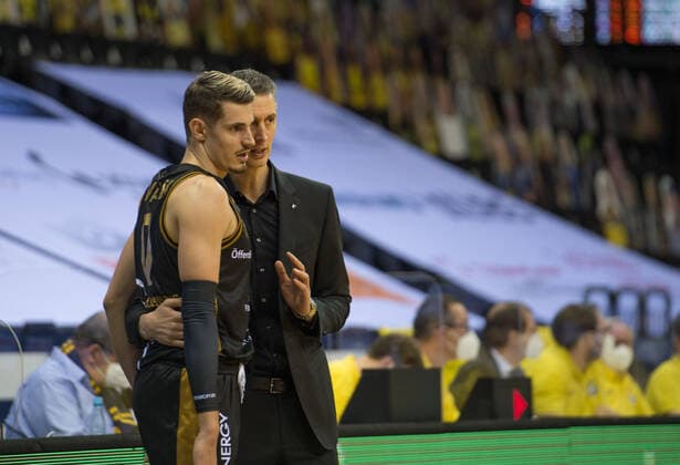 Sport Bilder des Tages GER, Basketball, EWE Baskets Oldenburg vs Basketball Löwen Braunschweig 28.02.2021, EWE Arena, Oldenburg, GER, easy Credit-BBL, EWE Baskets Oldenburg vs Basketball Löwen Braunschweig, im Bild Pete STROBL ( Basketball Löwen Braunschweig Headcoach Trainer ) Lukas WANK ( Basketball Löwen Braunschweig 0 )