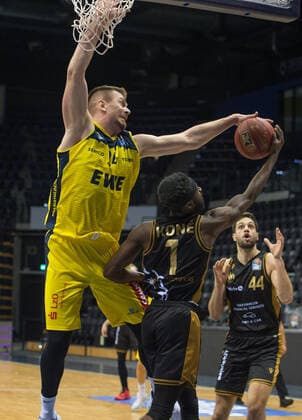 GER, Basketball, EWE Baskets Oldenburg vs Basketball Löwen Braunschweig 28.02.2021, EWE Arena, Oldenburg, GER, easy Credit-BBL, EWE Baskets Oldenburg vs Basketball Löwen Braunschweig, im Bild Rasid MAHALBASIC (EWE Baskets Oldenburg 24 ) Bazoumana KONE ( Basketball Löwen Braunschweig 1 ) Benedikt TURUDIC ( Basketball Löwen Braunschweig 44 )