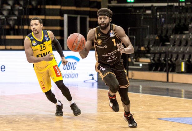 GER, Basketball, EWE Baskets Oldenburg vs Basketball Löwen Braunschweig 28.02.2021, EWE Arena, Oldenburg, GER, easy Credit-BBL, EWE Baskets Oldenburg vs Basketball Löwen Braunschweig, im Bild Bazoumana KONE ( Basketball Löwen Braunschweig 1 ) Phil PRESSEY (EWE Baskets Oldenburg 25 )
