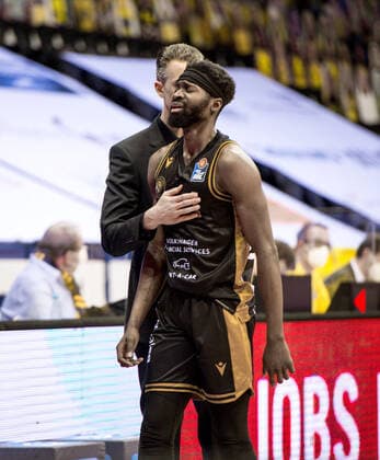 GER, Basketball, EWE Baskets Oldenburg vs Basketball Löwen Braunschweig 28.02.2021, EWE Arena, Oldenburg, GER, easy Credit-BBL, EWE Baskets Oldenburg vs Basketball Löwen Braunschweig, im Bild Pete STROBL ( Basketball Löwen Braunschweig Headcoach Trainer ) Bazoumana KONE ( Basketball Löwen Braunschweig 1 )