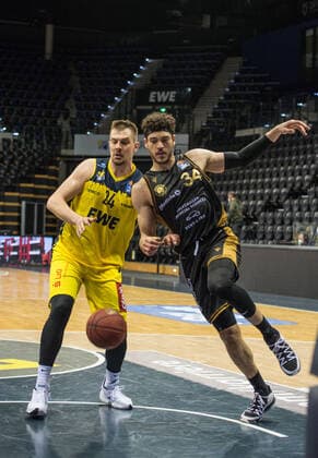 GER, Basketball, EWE Baskets Oldenburg vs Basketball Löwen Braunschweig 28.02.2021, EWE Arena, Oldenburg, GER, easy Credit-BBL, EWE Baskets Oldenburg vs Basketball Löwen Braunschweig, im Bild Rasid MAHALBASIC (EWE Baskets Oldenburg 24 ) Gavin SCHILLING ( Basketball Löwen Braunschweig 34 )