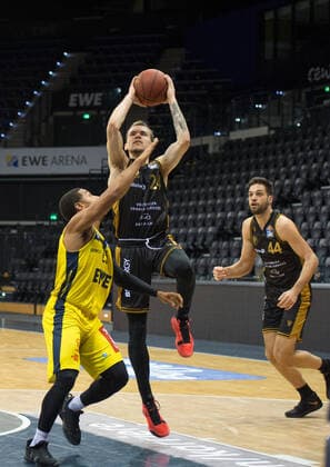 GER, Basketball, EWE Baskets Oldenburg vs Basketball Löwen Braunschweig 28.02.2021, EWE Arena, Oldenburg, GER, easy Credit-BBL, EWE Baskets Oldenburg vs Basketball Löwen Braunschweig, im Bild Arnas VELICKA ( Basketball Löwen Braunschweig 24 ) Phil PRESSEY (EWE Baskets Oldenburg 25 ) Benedikt TURUDIC ( Basketball Löwen Braunschweig 44 )