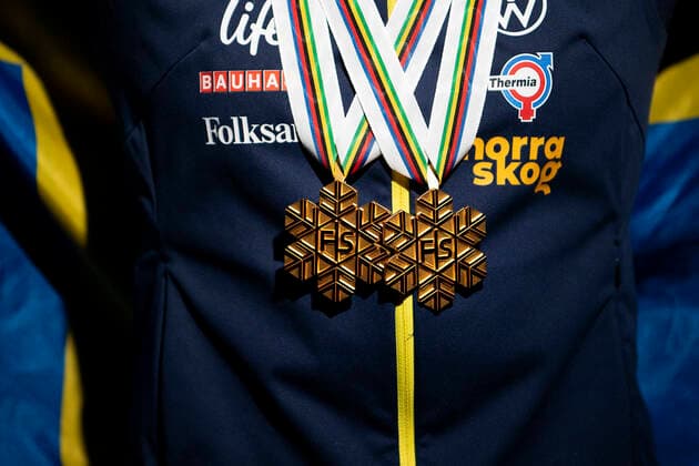 Sport Bilder des Tages 210228 Gold medalists Jonna Sundling of Sweden poses with her two gold medals for the women s cross-country skiing team sprint and sprint during the FIS Nordic Ski World Championships on February 28, 2021 in Oberstdorf. Photo: Johanna Lundberg BILDBYRAN kod JL JL0087 skidor cross-country skiing langrenn fis nordic world ski championships vm ski-vm skid-vm 4 bbeng guld medalj sverige Copyright: JOHANNAxLUNDBERG BB210228JL164