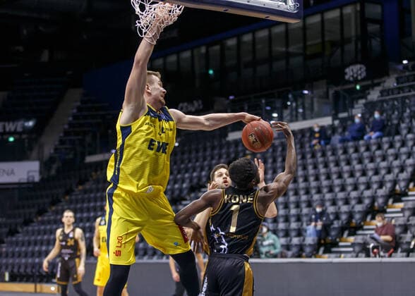 Sport Bilder des Tages Oldenburg, Niedersachsen, DEU, 28.02.2021, Bazoumana Kone (rechts, Basketball Löwen Braunschweig), Rasid Mahalbasic (links, EWE Baskets Oldenburg) und Benedikt Turudic (Mitte, Basketball Löwen Braunschweig). EWE Baskets Oldenburg vs. Löwen Baskets Braunschweig. 1. Basketball-Bundesliga Saison 2020 2021, 21. Spieltag, Grosse EWE Arena. EWE Baskets Oldenburg vs. Löwen Baskets Braunschweig