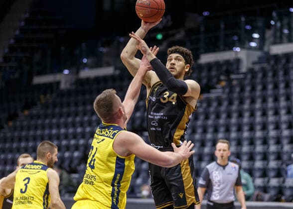 Oldenburg, Niedersachsen, DEU, 28.02.2021, Gavin Schilling (rechts, Basketball Löwen Braunschweig) und Rasid Mahalbasic (links, EWE Baskets Oldenburg). EWE Baskets Oldenburg vs. Löwen Baskets Braunschweig. 1. Basketball-Bundesliga Saison 2020 2021, 21. Spieltag, Grosse EWE Arena. EWE Baskets Oldenburg vs. Löwen Baskets Braunschweig