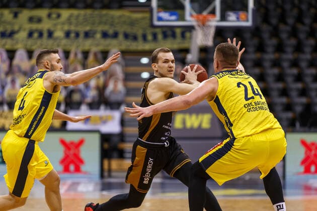 Oldenburg, Niedersachsen, DEU, 28.02.2021, Anthony Watkins (Mitte, Basketball Löwen Braunschweig), Rasid Mahalbasic (rechts, EWE Baskets Oldenburg) und Keith Hornsby (links, EWE Baskets Oldenburg). EWE Baskets Oldenburg vs. Löwen Baskets Braunschweig. 1. Basketball-Bundesliga Saison 2020 2021, 21. Spieltag, Grosse EWE Arena. EWE Baskets Oldenburg vs. Löwen Baskets Braunschweig