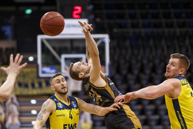 Oldenburg, Niedersachsen, DEU, 28.02.2021, Anthony Watkins (Mitte, Basketball Löwen Braunschweig), Rasid Mahalbasic (rechts, EWE Baskets Oldenburg) und Keith Hornsby (links, EWE Baskets Oldenburg). EWE Baskets Oldenburg vs. Löwen Baskets Braunschweig. 1. Basketball-Bundesliga Saison 2020 2021, 21. Spieltag, Grosse EWE Arena. EWE Baskets Oldenburg vs. Löwen Baskets Braunschweig