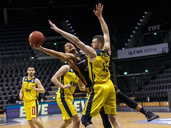 Oldenburg, Niedersachsen, DEU, 28.02.2021, Karim Jallow (Mitte, Basketball Löwen Braunschweig), Nathan Boothe (rechts, EWE Baskets Oldenburg). EWE Baskets Oldenburg vs. Löwen Baskets Braunschweig. 1. Basketball-Bundesliga Saison 2020 2021, 21. Spieltag, Grosse EWE Arena. EWE Baskets Oldenburg vs. Löwen Baskets Braunschweig