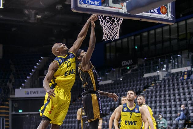 Oldenburg, Niedersachsen, DEU, 28.02.2021, Rickey Paulding (links, EWE Baskets Oldenburg). EWE Baskets Oldenburg vs. Löwen Baskets Braunschweig. 1. Basketball-Bundesliga Saison 2020 2021, 21. Spieltag, Grosse EWE Arena. EWE Baskets Oldenburg vs. Löwen Baskets Braunschweig