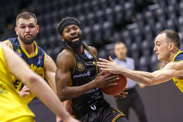 Oldenburg, Niedersachsen, DEU, 28.02.2021, Bazoumana Kone (Mitte, Basketball Löwen Braunschweig), Karsten Tadda (rechts, EWE Baskets Oldenburg) und Nathan Boothe (links, EWE Baskets Oldenburg). EWE Baskets Oldenburg vs. Löwen Baskets Braunschweig. 1. Basketball-Bundesliga Saison 2020 2021, 21. Spieltag, Grosse EWE Arena. EWE Baskets Oldenburg vs. Löwen Baskets Braunschweig