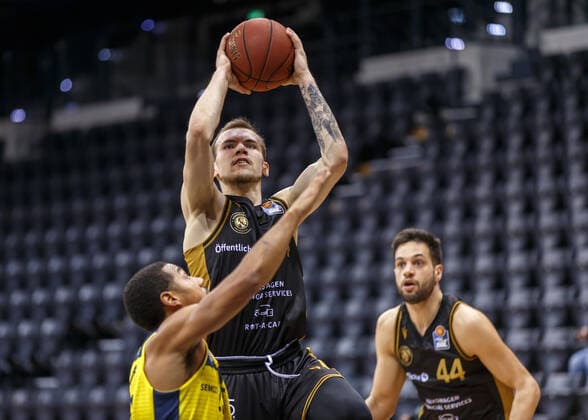 Oldenburg, Niedersachsen, DEU, 28.02.2021, Arnas Velicka (Mitte, Basketball Löwen Braunschweig), Benedikt Turudic (rechts, Basketball Löwen Braunschweig) und Phil Pressey (links, EWE Baskets Oldenburg). EWE Baskets Oldenburg vs. Löwen Baskets Braunschweig. 1. Basketball-Bundesliga Saison 2020 2021, 21. Spieltag, Grosse EWE Arena. EWE Baskets Oldenburg vs. Löwen Baskets Braunschweig