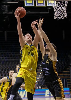 Oldenburg, Niedersachsen, DEU, 28.02.2021, Rasid Mahalbasic (links, EWE Baskets Oldenburg) und Benedikt Turudic (rechts, Basketball Löwen Braunschweig). EWE Baskets Oldenburg vs. Löwen Baskets Braunschweig. 1. Basketball-Bundesliga Saison 2020 2021, 21. Spieltag, Grosse EWE Arena. EWE Baskets Oldenburg vs. Löwen Baskets Braunschweig