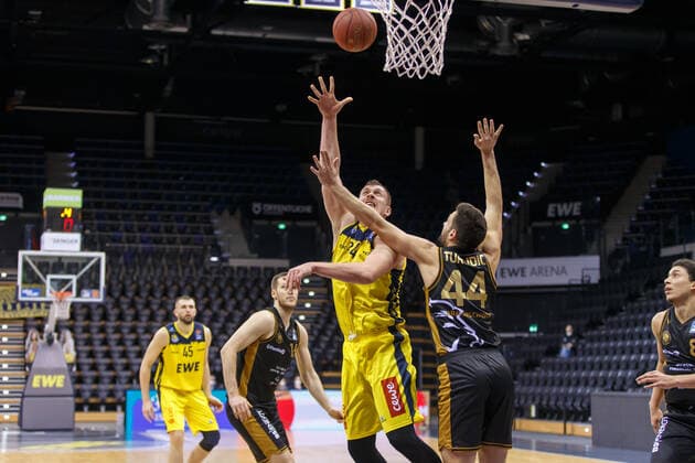 Oldenburg, Niedersachsen, DEU, 28.02.2021, Rasid Mahalbasic (links, EWE Baskets Oldenburg) und Benedikt Turudic (rechts, Basketball Löwen Braunschweig). EWE Baskets Oldenburg vs. Löwen Baskets Braunschweig. 1. Basketball-Bundesliga Saison 2020 2021, 21. Spieltag, Grosse EWE Arena. EWE Baskets Oldenburg vs. Löwen Baskets Braunschweig