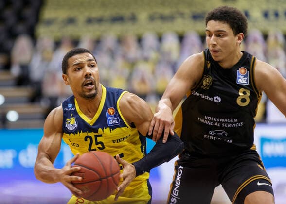 Oldenburg, Niedersachsen, DEU, 28.02.2021, Phil Pressey (links, EWE Baskets Oldenburg) und James Robinson (rechts, Basketball Löwen Braunschweig), EWE Baskets Oldenburg vs. Löwen Baskets Braunschweig. 1. Basketball-Bundesliga Saison 2020 2021, 21. Spieltag, Grosse EWE Arena. EWE Baskets Oldenburg vs. Löwen Baskets Braunschweig
