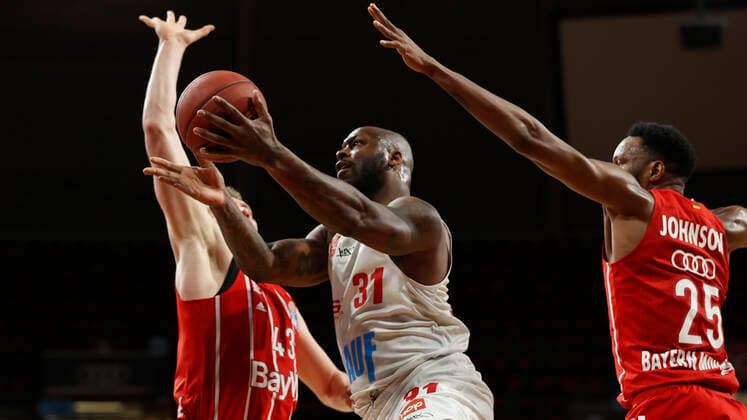 28.02.2021, Basketball, BBL 2020 2021, 21. Spieltag, FC Bayern Muenchen - s.Oliver Wuerzburg, GER, Muenchen, Audi Dome, Bild: v. li. Leon Radosevic (FC Bayern Muenchen), Murphy Holloway (s.Oliver Wuerzburg) und JaJuan Johnson (FC Bayern Muenchen) Copyright: HMBxMedia xHeikoxBecker
