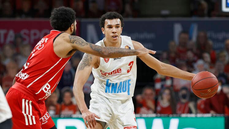 28.02.2021, Basketball, BBL 2020 2021, 21. Spieltag, FC Bayern Muenchen - s.Oliver Wuerzburg, GER, Muenchen, Audi Dome, Bild: v. li. D.J. Seeley (FC Bayern Muenchen) und Tyson Ward (s.Oliver Wuerzburg) Copyright: HMBxMedia xHeikoxBecker