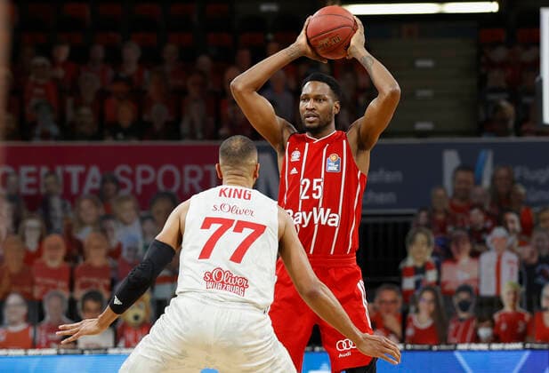 28.02.2021, Basketball, BBL 2020 2021, 21. Spieltag, FC Bayern Muenchen - s.Oliver Wuerzburg, GER, Muenchen, Audi Dome, Bild: v. li. Alex King (s.Oliver Wuerzburg) und JaJuan Johnson (FC Bayern Muenchen) Copyright: HMBxMedia xHeikoxBecker