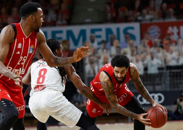 28.02.2021, Basketball, BBL 2020 2021, 21. Spieltag, FC Bayern Muenchen - s.Oliver Wuerzburg, GER, Muenchen, Audi Dome, Bild: v. li. JaJuan Johnson (FC Bayern Muenchen), Robert Lowery (s.Oliver Wuerzburg) und D.J. Seeley (FC Bayern Muenchen) Copyright: HMBxMedia xHeikoxBecker