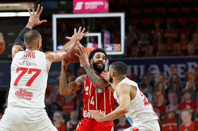28.02.2021, Basketball, BBL 2020 2021, 21. Spieltag, FC Bayern Muenchen - s.Oliver Wuerzburg, GER, Muenchen, Audi Dome, Bild: v. li. Alex King (s.Oliver Wuerzburg), D.J. Seeley (FC Bayern Muenchen) und Cameron Hunt (s.Oliver Wuerzburg) Copyright: HMBxMedia xHeikoxBecker