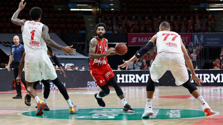 28.02.2021, Basketball, BBL 2020 2021, 21. Spieltag, FC Bayern Muenchen - s.Oliver Wuerzburg, GER, Muenchen, Audi Dome, Bild: v. li. Perry Jones III (s.Oliver Wuerzburg), D.J. Seeley (FC Bayern Muenchen) und Alex King (s.Oliver Wuerzburg) Copyright: HMBxMedia xHeikoxBecker