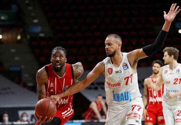 28.02.2021, Basketball, BBL 2020 2021, 21. Spieltag, FC Bayern Muenchen - s.Oliver Wuerzburg, GER, Muenchen, Audi Dome, Bild: v. li. Jalen Reynolds (FC Bayern Muenchen) und Alex King (s.Oliver Wuerzburg) Copyright: HMBxMedia xHeikoxBecker