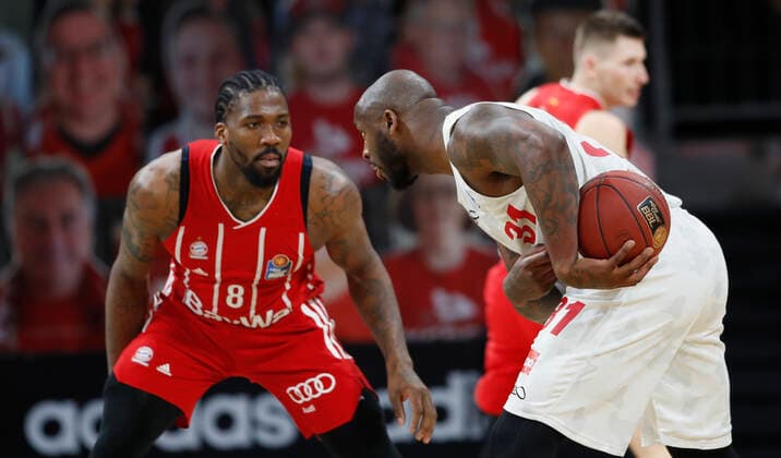 28.02.2021, Basketball, BBL 2020 2021, 21. Spieltag, FC Bayern Muenchen - s.Oliver Wuerzburg, GER, Muenchen, Audi Dome, Bild: v. li. Jalen Reynolds (FC Bayern Muenchen) und Murphy Holloway (s.Oliver Wuerzburg) Copyright: HMBxMedia xHeikoxBecker