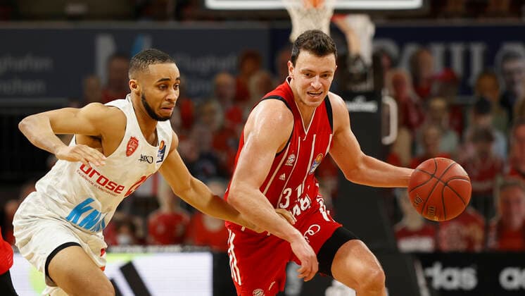 28.02.2021, Basketball, BBL 2020 2021, 21. Spieltag, FC Bayern Muenchen - s.Oliver Wuerzburg, GER, Muenchen, Audi Dome, Bild: v. li. Cameron Hunt (s.Oliver Wuerzburg) und Zan Mark Sisko (FC Bayern Muenchen) Copyright: HMBxMedia xHeikoxBecker