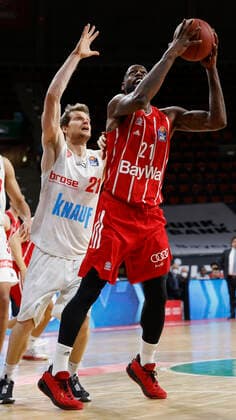 28.02.2021, Basketball, BBL 2020 2021, 21. Spieltag, FC Bayern Muenchen - s.Oliver Wuerzburg, GER, Muenchen, Audi Dome, Bild: v. li. Florian Koch (s.Oliver Wuerzburg) und James Gist (FC Bayern Muenchen) Copyright: HMBxMedia xHeikoxBecker