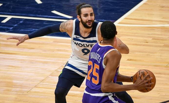 Minnesota Timberwolves Ricky Rubio in action against Phoenix Suns Mikal Bridges (R), during an NBA, Basketball Herren, USA game at the Target Center stadium in Minneapolis, Minnesota, USA, 28 February 2021. Minnesota Timberwolves vs. Phoenix Suns !ACHTUNG: NUR REDAKTIONELLE NUTZUNG!  Copyright: xCRAIGxLASSIGx AME8890 20210301-637501759942558803