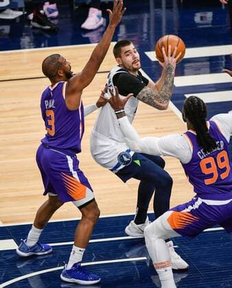 Minnesota Timberwolves Juancho Hernangomez (C) in action against Phoenix Suns Chris Paul (L) and Jae Crowder (R), during an NBA, Basketball Herren, USA game at the Target Center stadium in Minneapolis, Minnesota, USA, 28 February 2021. Minnesota Timberwolves vs. Phoenix Suns !ACHTUNG: NUR REDAKTIONELLE NUTZUNG!  Copyright: xCRAIGxLASSIGx AME8885 20210301-637501761215687770