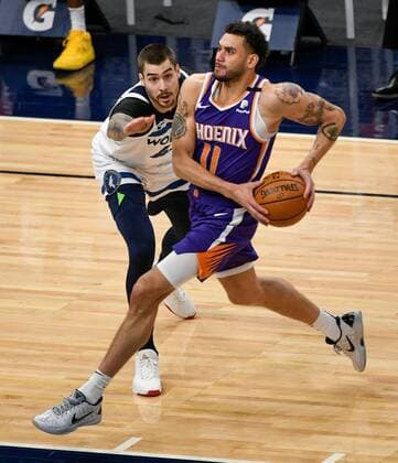 Minnesota Timberwolves Juancho Hernangomez (L) in action against Phoenix Suns Abdel Nader (R), during an NBA, Basketball Herren, USA game at the Target Center stadium in Minneapolis, Minnesota, USA, 28 February 2021. Minnesota Timberwolves vs. Phoenix Suns !ACHTUNG: NUR REDAKTIONELLE NUTZUNG!  Copyright: xCRAIGxLASSIGx AME8880 20210301-637501761862219032