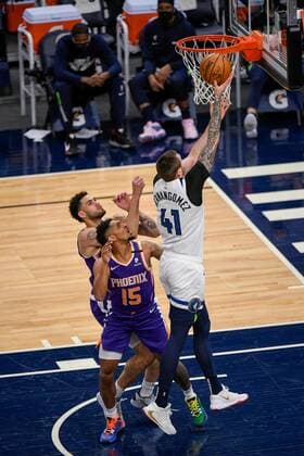 Minnesota Timberwolves Juancho Hernangomez (R) in action against Phoenix Suns Cameron Payne (C-bottom), during an NBA, Basketball Herren, USA game at the Target Center stadium in Minneapolis, Minnesota, USA, 28 February 2021. Minnesota Timberwolves vs. Phoenix Suns !ACHTUNG: NUR REDAKTIONELLE NUTZUNG!  Copyright: xCRAIGxLASSIGx AME8878 20210301-637501762505218935