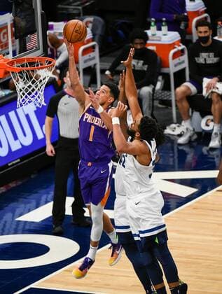 Phoenix Suns Devin Booker (L) in action against Minnesota Timberwolves Karl Anthony Towns (R), during an NBA, Basketball Herren, USA game at the Target Center stadium in Minneapolis, Minnesota, USA, 28 February 2021. Minnesota Timberwolves vs. Phoenix Suns !ACHTUNG: NUR REDAKTIONELLE NUTZUNG!  Copyright: xCRAIGxLASSIGx AME8887 20210301-637501764458380627