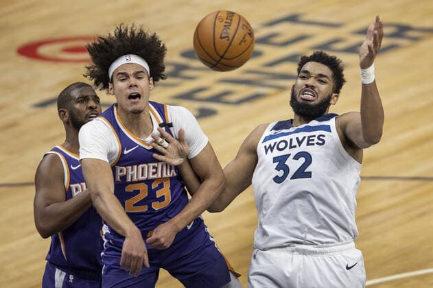 Sport Bilder des Tages February 28, 2021, Minneapolis, MN, United States: Cameron Johnson (23) of the Phoenix Suns and Minnesota Timberwolves Karl-Anthony Towns (32) fight for the ball in the second quarter on Sunday, February 28, 2021 at Target Center in Minneapolis, Minnesota. Minneapolis United States - ZUMAm67_ 0114385419st Copyright: xCarlosxGonzalezx