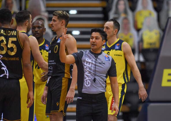 GER, Basketball, EWE Baskets Oldenburg vs Basketball Löwen Braunschweig 28.02.2021, EWE Arena, Oldenburg, GER, easy Credit-BBL, EWE Baskets Oldenburg vs Basketball Löwen Braunschweig, im Bild Nummer 2 Foul Zulfikar ORUZGANI ( Schiedrichter DBB )